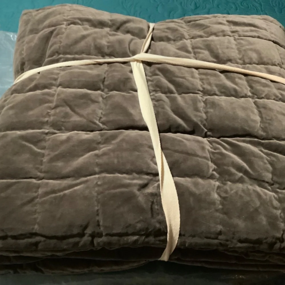 Quince King/Calif King Cotton Velvet Quilt New in package Graystone